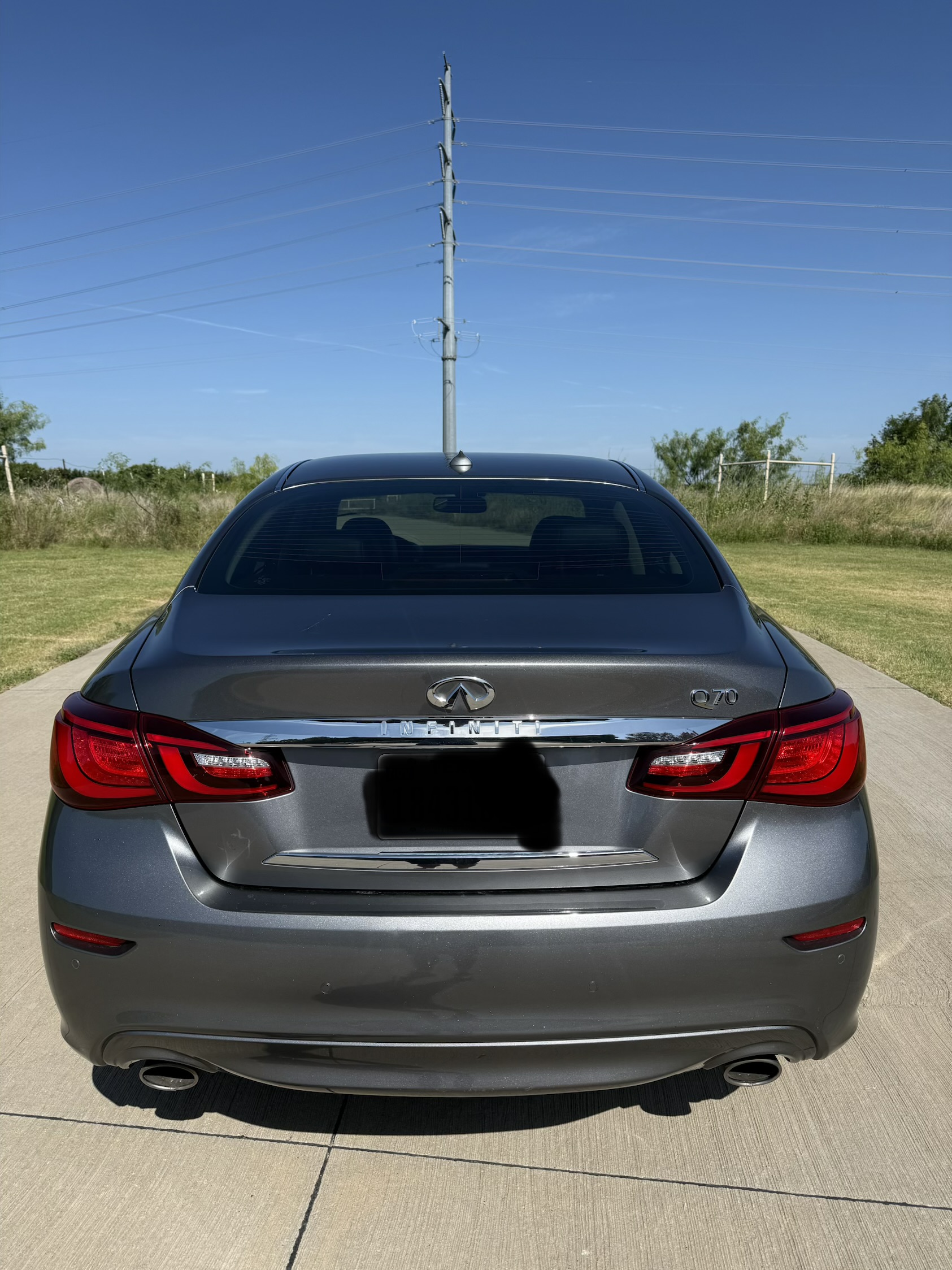 2015 Infiniti Q70 rear view